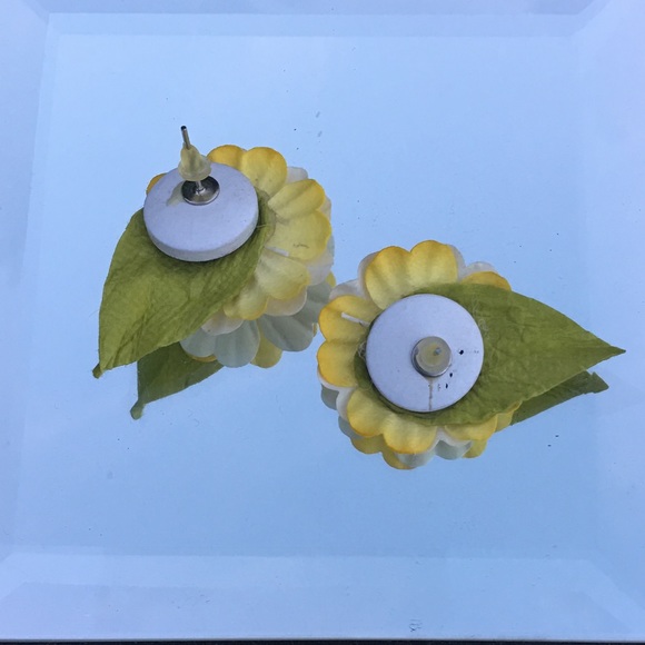 OOAK handmade eco-friendly white bloom flower earrings - Picture 3 of 3